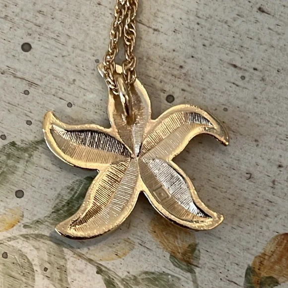 Vintage 1987 Gold Starfish Necklace Matching Earrings NWOT Original Box - Picture 3 of 7